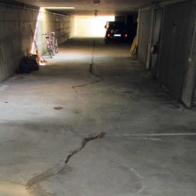 Fissure longitudinale au niveau de la voie d'accès Fissure longitudinale au niveau de la voie d'accès