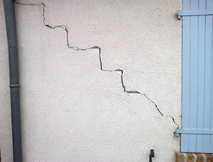 Fissure sur mur d'une maison