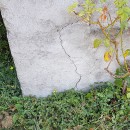 Fissure extérieure en bas de mur